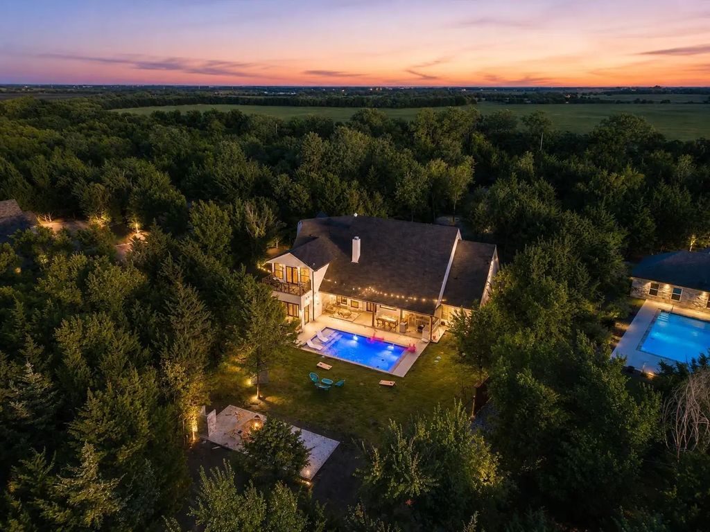 371 S Ring Road, Waxahachie