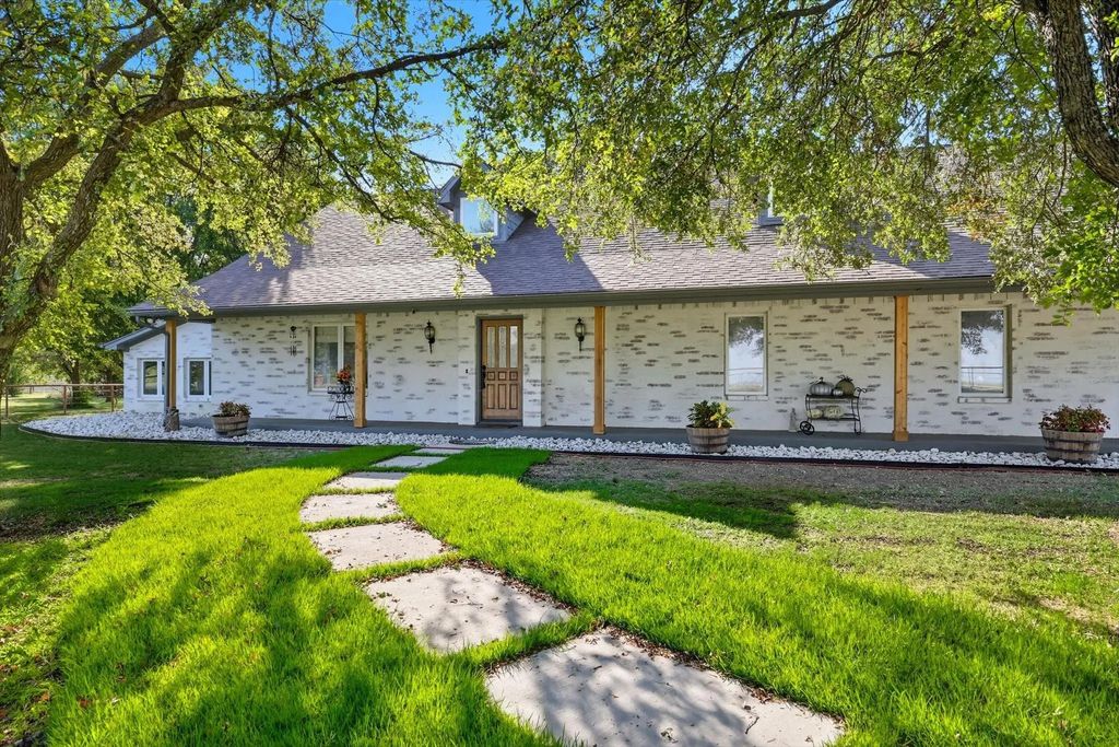 2309 Hillview Drive, Krum