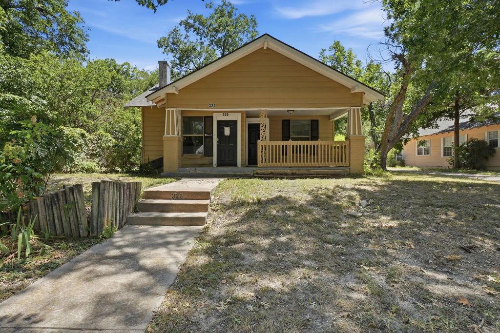 320 Kirven Avenue, Waxahachie