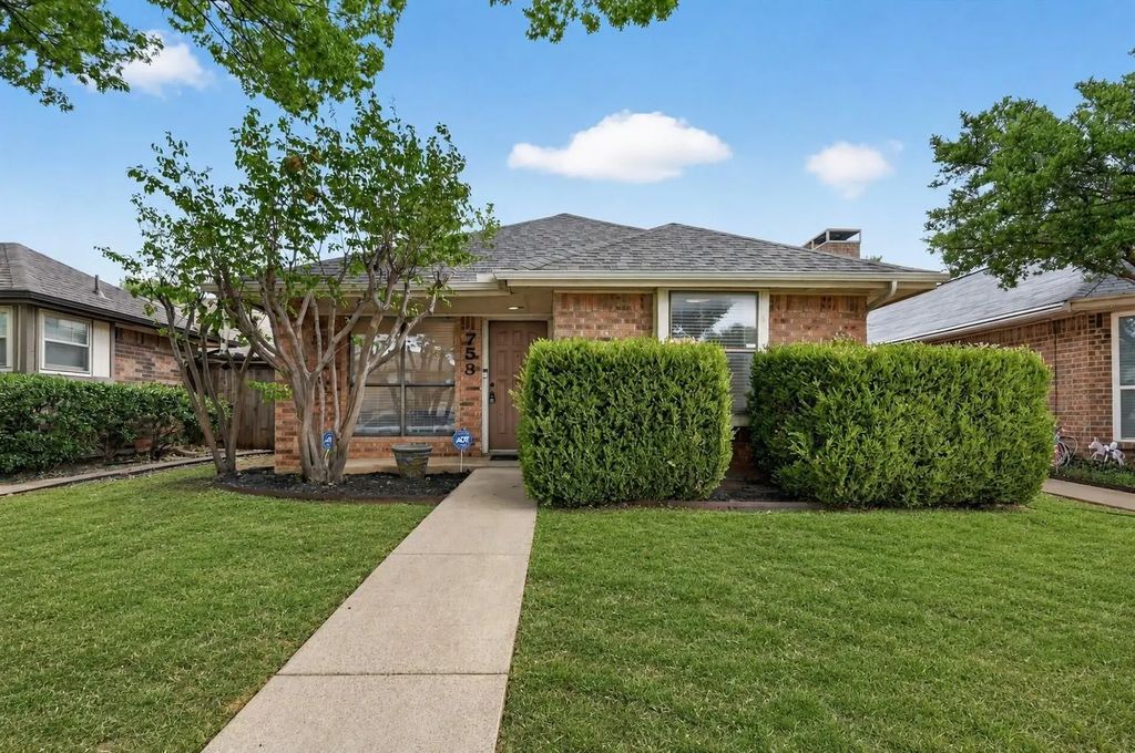 753 Red Oak Drive, Lewisville