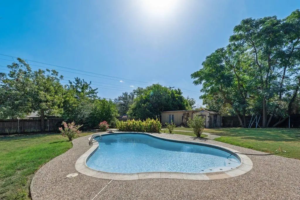 919 Surry Place Drive, Cleburne