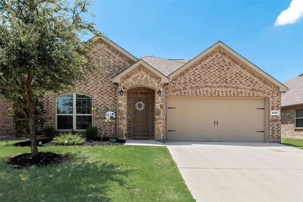 9237 Flying Eagle Lane, Fort Worth