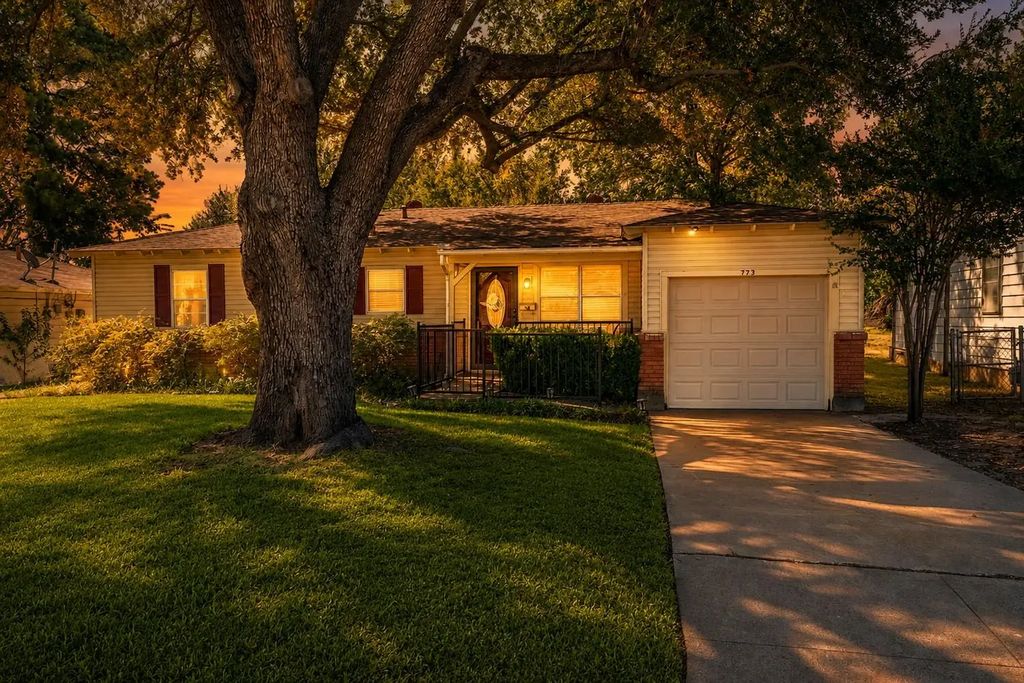 773 Betty Lane, Hurst