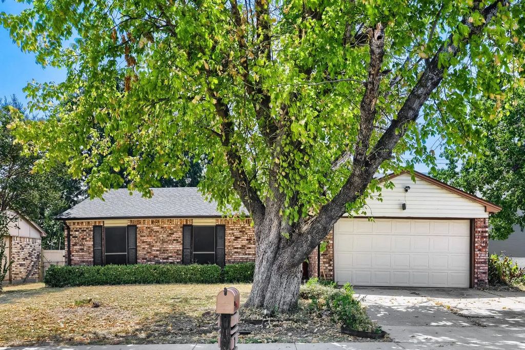 704 Fort Worth Street, Mansfield