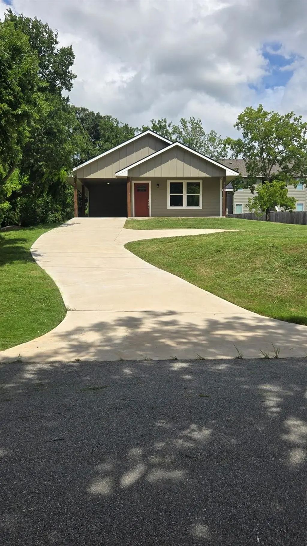 1210 S Travis Avenue, Denison