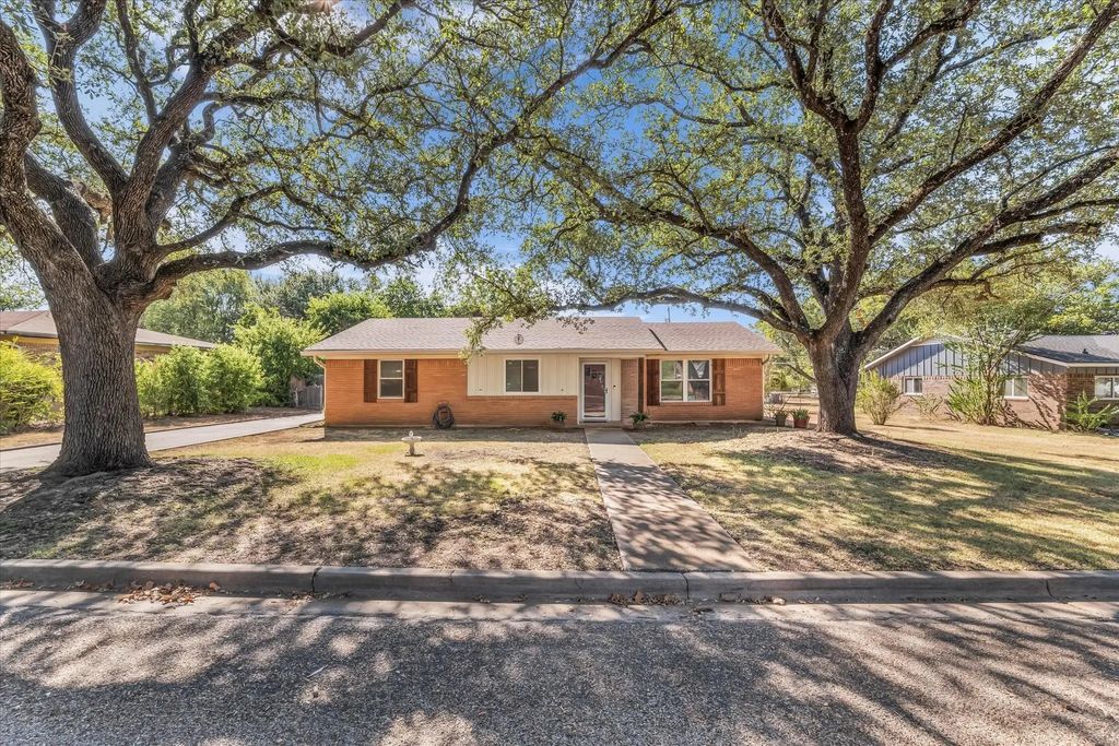 206 Randy Drive, Woodway
