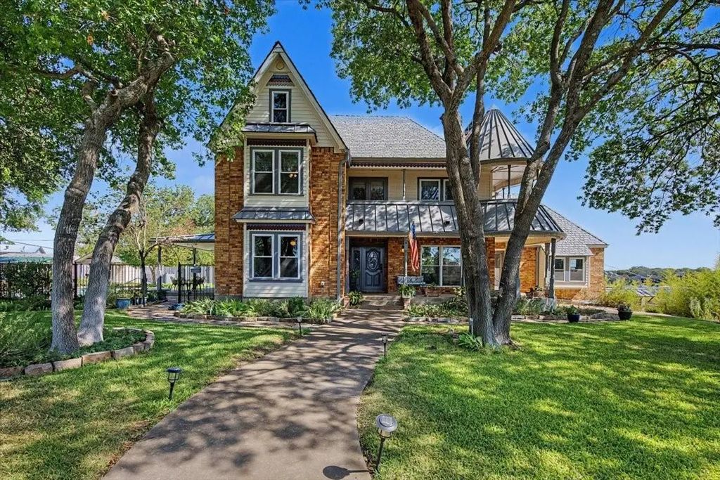 8941 Crest Wood Drive, Fort Worth
