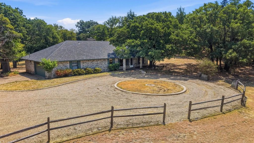 658 River Oaks Lane, Denison
