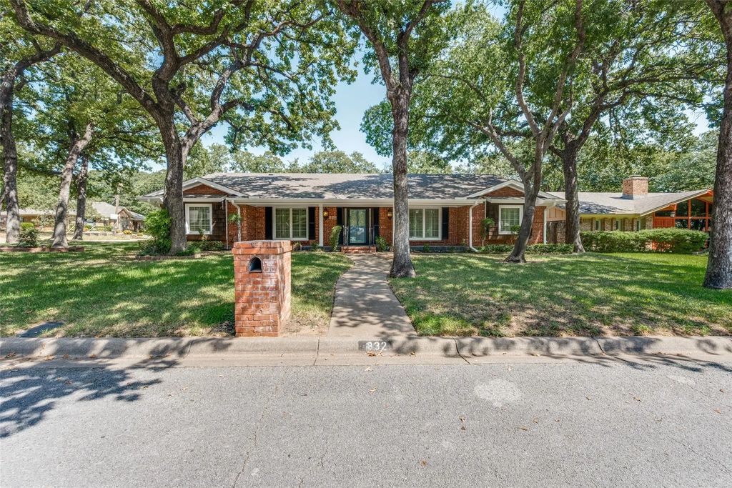832 Wheelwood Drive, Hurst