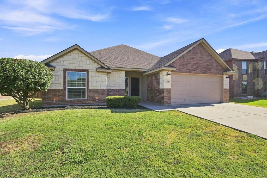 1720 Lakeway Drive, Cleburne