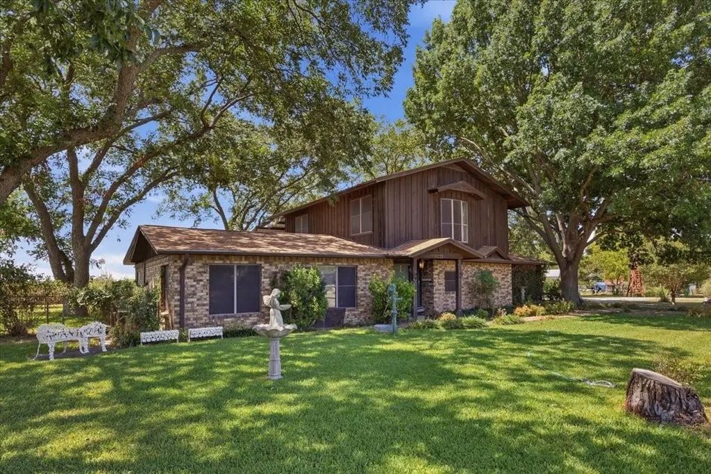 6221 Highway 8, Desdemona