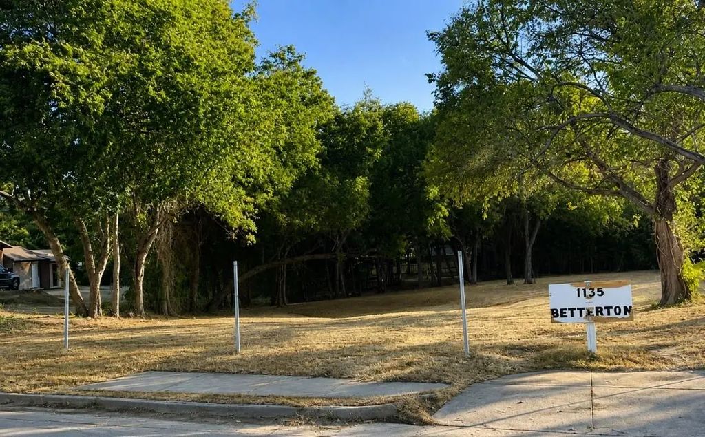1135 Betterton Circle, Dallas