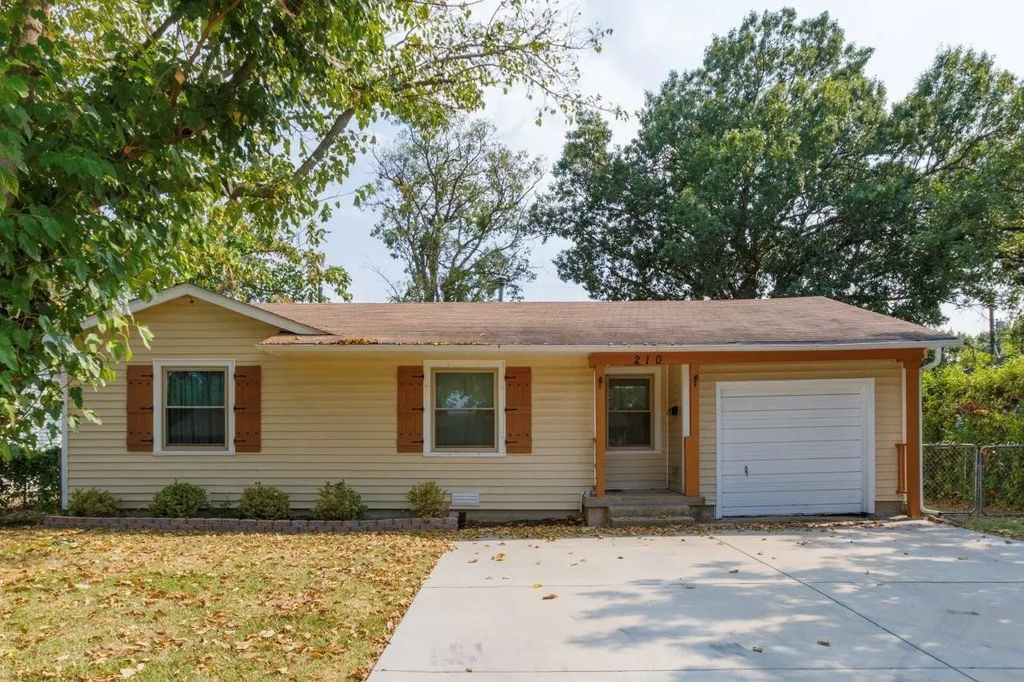 210 E Daugherty Drive, Garland