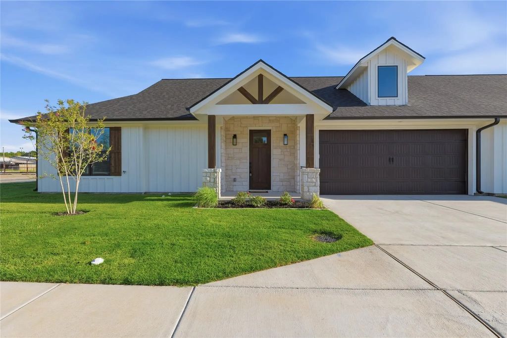 206 E Ewell Street, Granbury