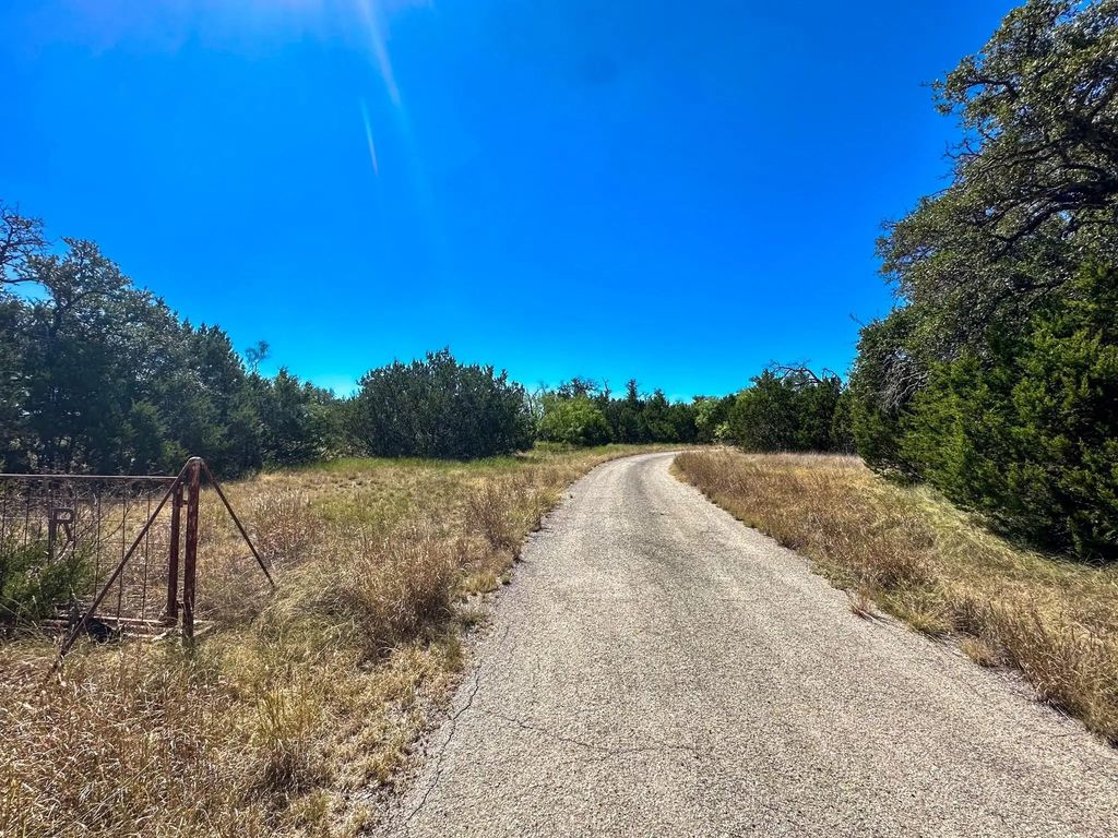 76 Private Road 840, Rochelle
