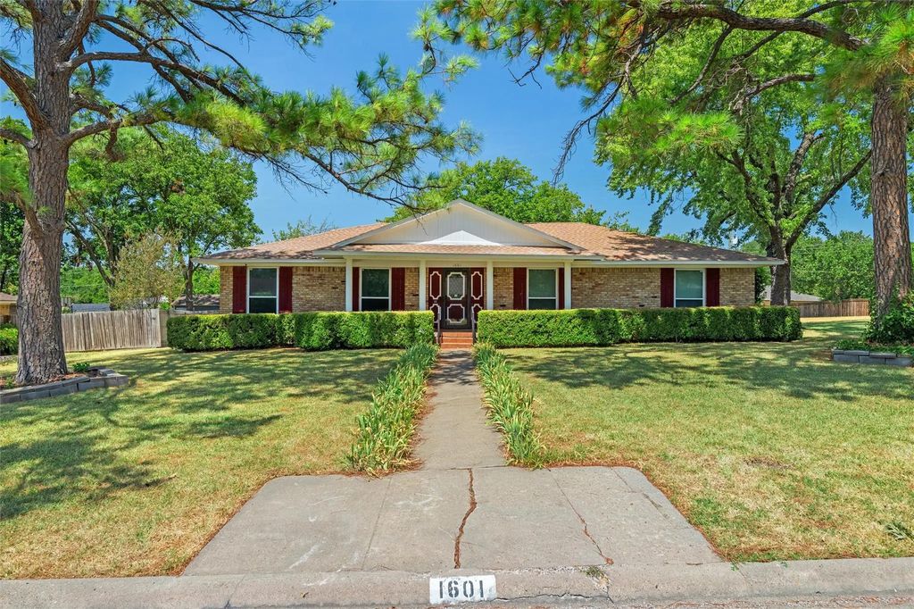 1601 Dakota Drive, Garland