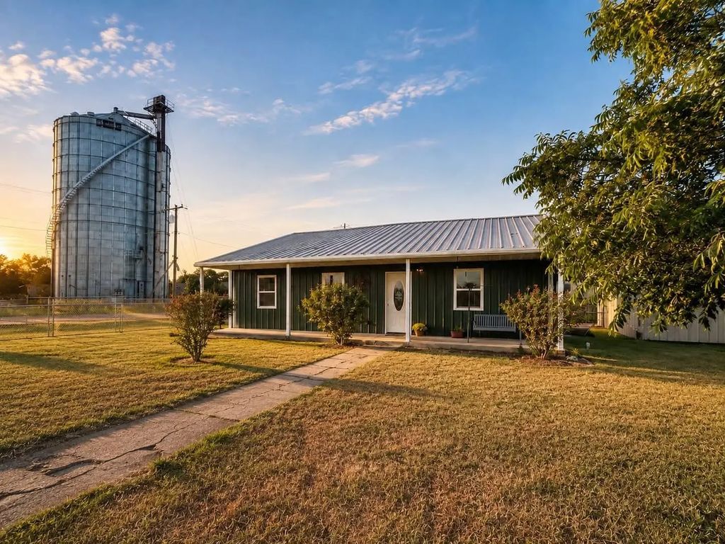 702 Main Street, Windom