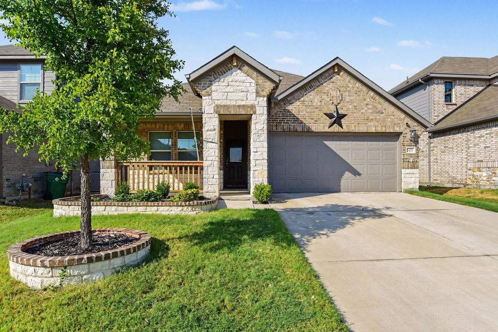 1421 Rolling Fox Drive, Forney