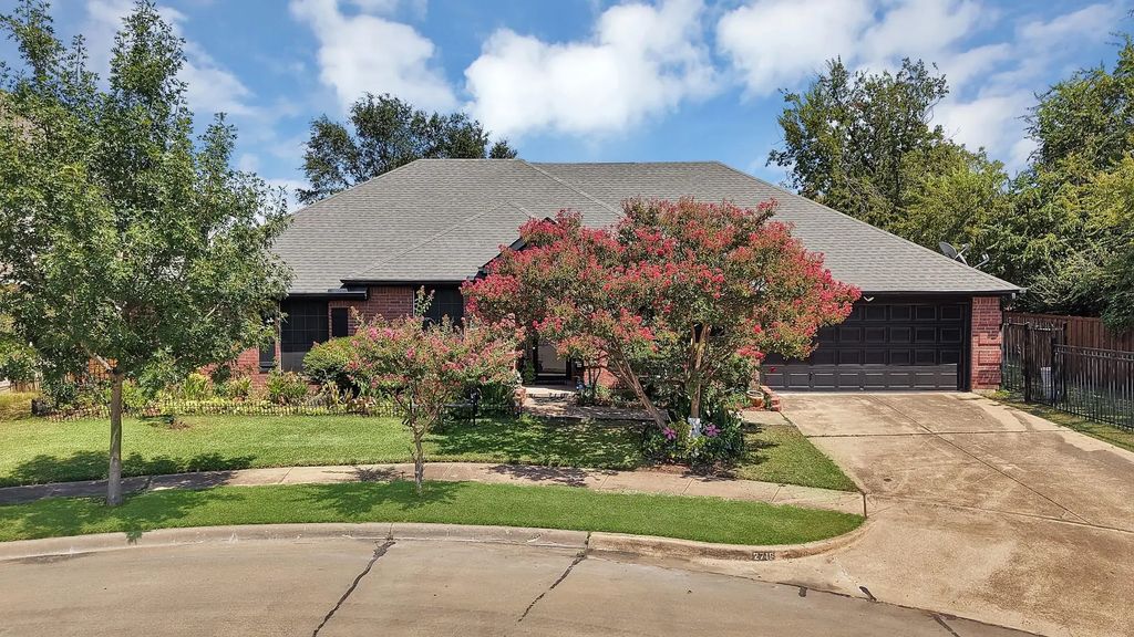 2716 Rochelle Point, Irving