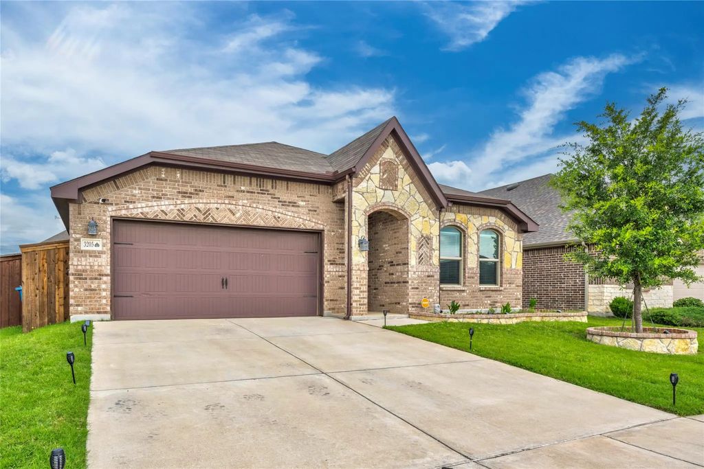 3205 Buckskin Trail, Aubrey