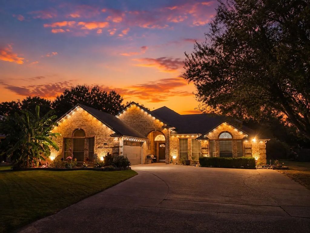 118 Golfers Way, Azle