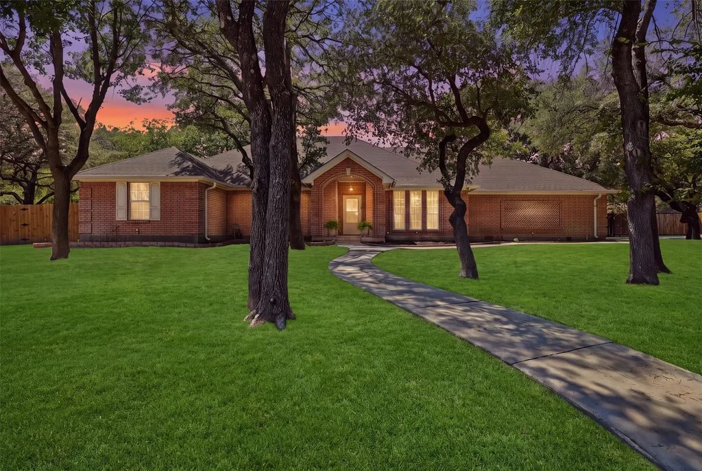 128 Oakwood Court, Lakeside