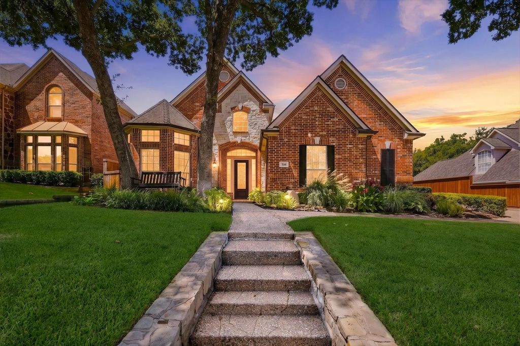 708 Lakeway Drive, Keller
