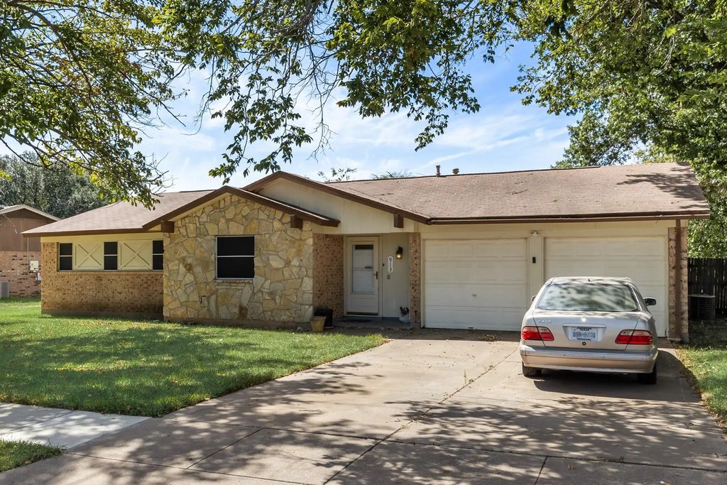 913 Redbud Street, Crowley