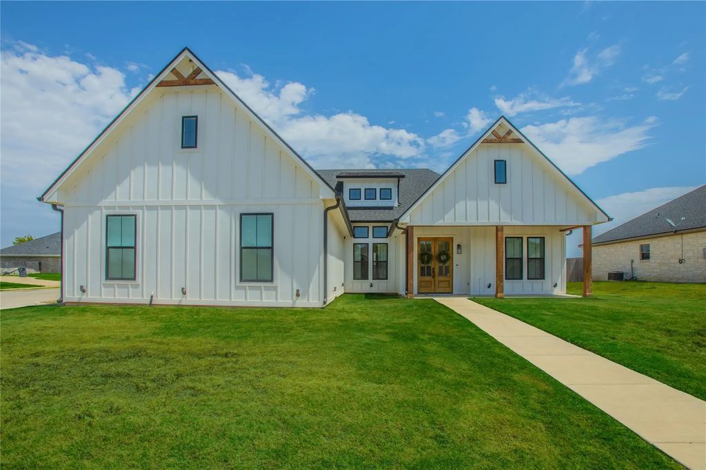 116 Indian Trails Road, Riesel