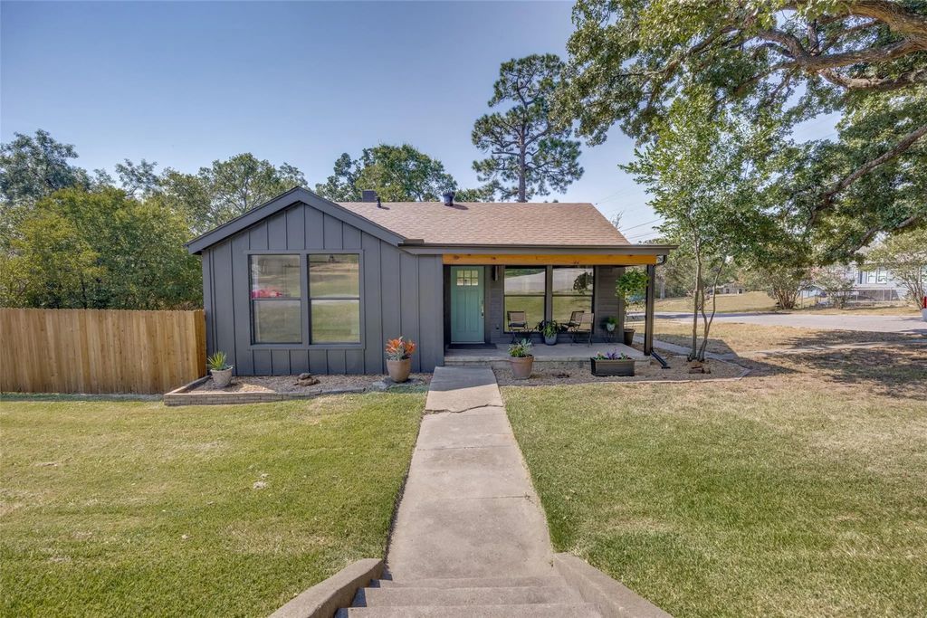 1530 W Chestnut Street, Denison