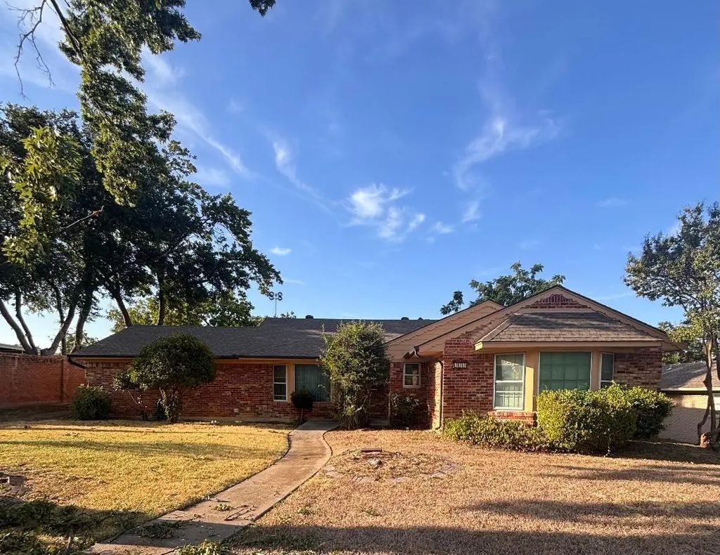 922 British Boulevard, Grand Prairie