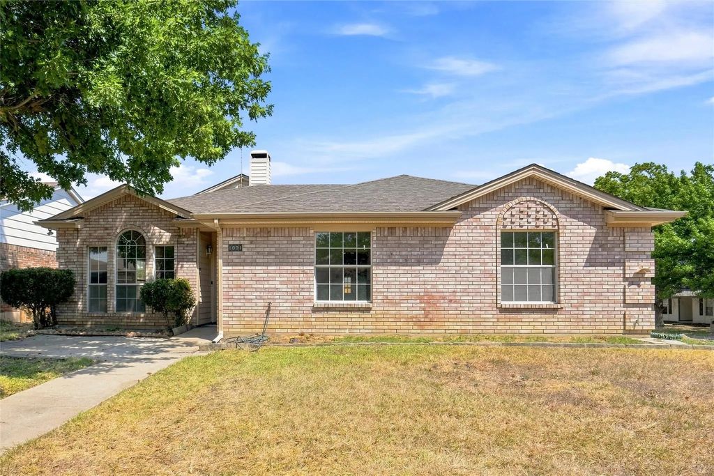 1001 Flower Drive, Arlington