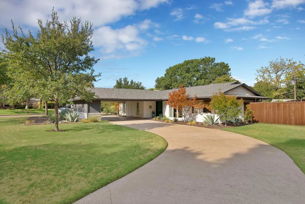 9555 Vinewood Drive, Dallas