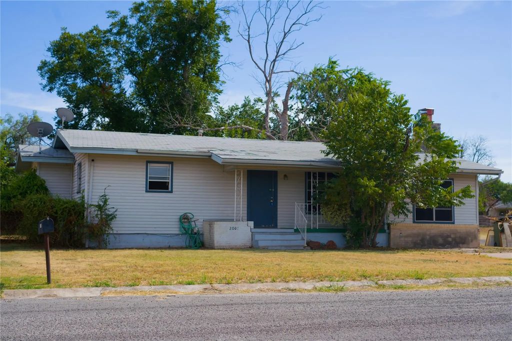 2007 W Commerce Street, San Saba
