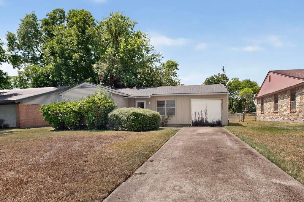2225 Mayfair Street, Ennis