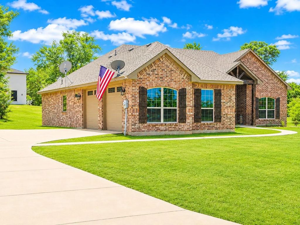 105 Crepe Myrtle, Corsicana