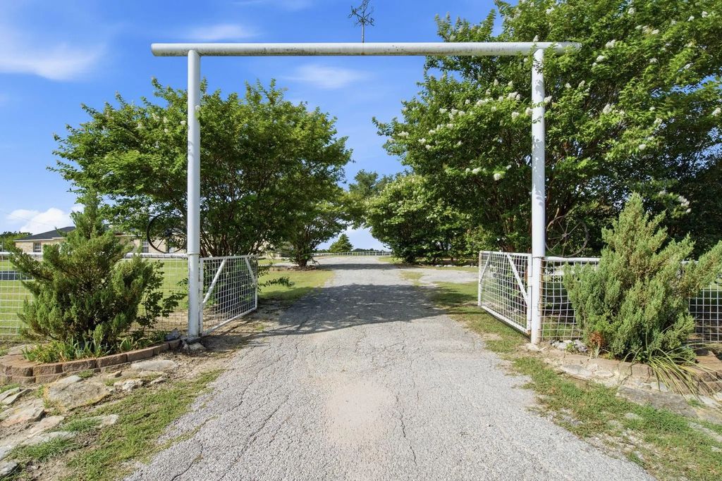 748 Rocky Ridge Lane, Weatherford
