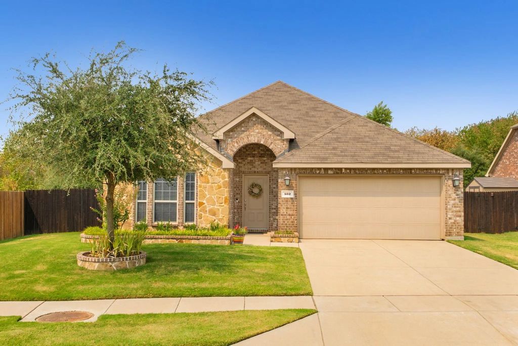 502 Royal Oaks Lane, Oak Point