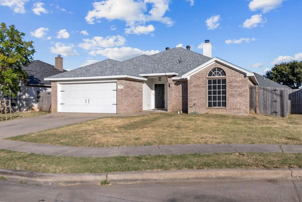 607 Meadowbrook Drive, Burleson