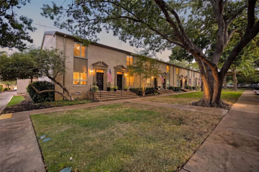 7424 W Northwest Highway 9, Dallas