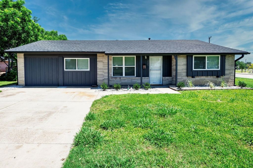 2221 Marilyn Lane, Arlington