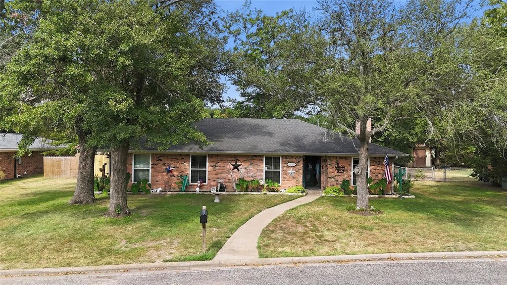 3016 Arapaho Road, Commerce