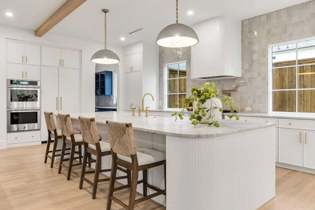9866 Mixon Drive, Dallas
