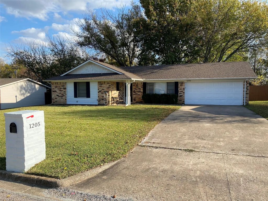 1205 S Valentine Drive, Sherman