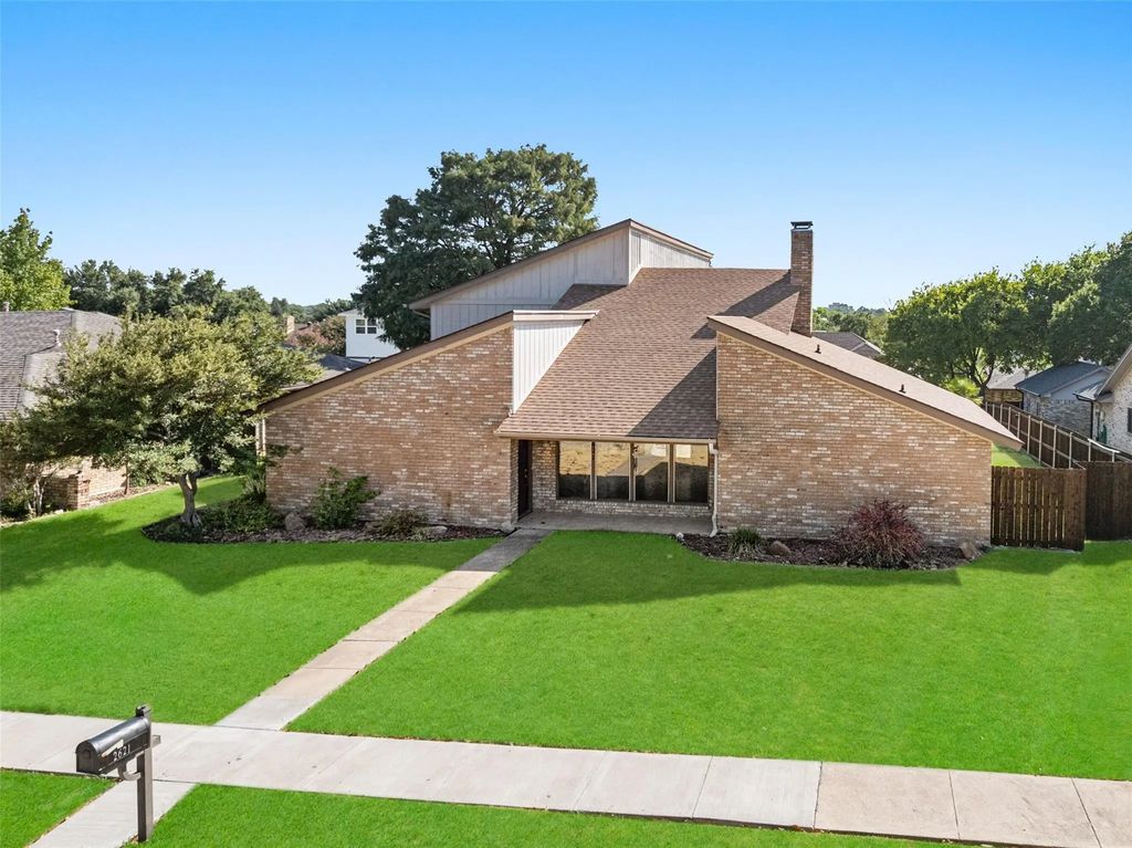 2621 Country Club Parkway, Garland
