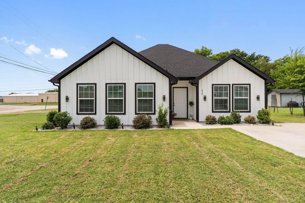 810 S Main Street, Kemp