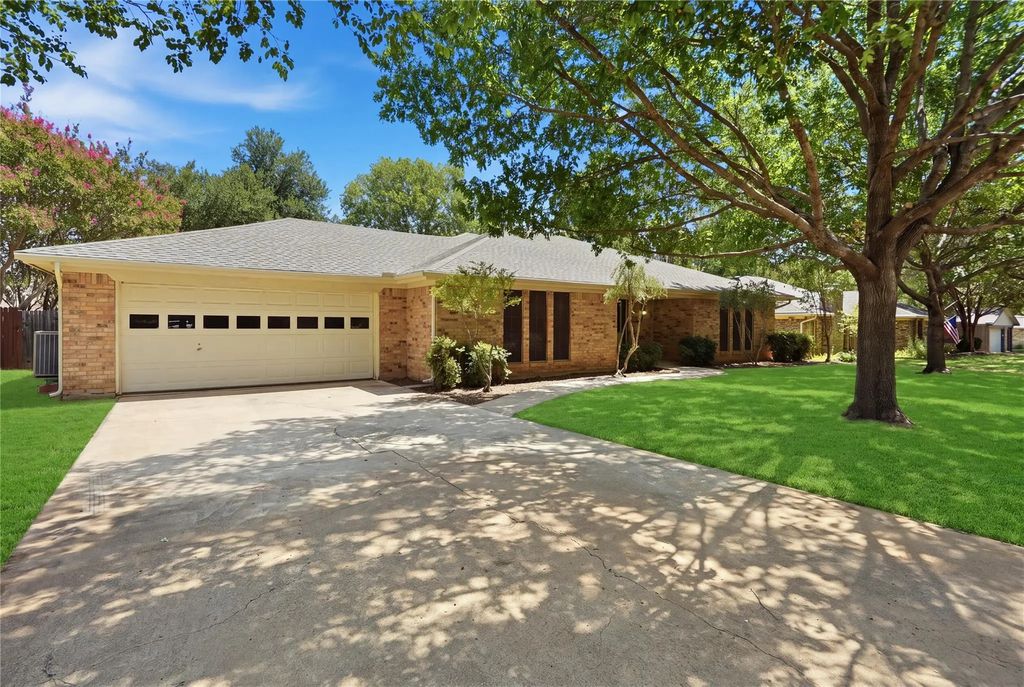 314 Brookside Drive, Grapevine