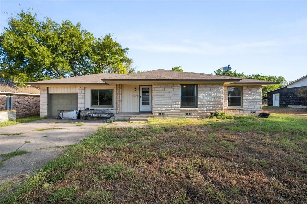 807 E Tyler Street, Mexia