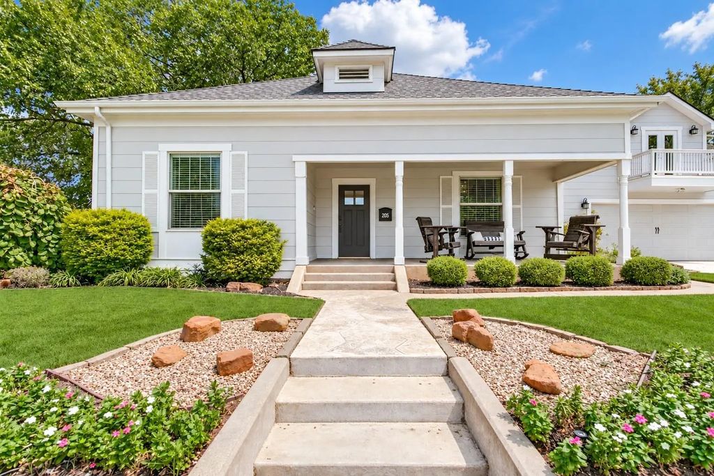 205 S Dooley Street, Grapevine