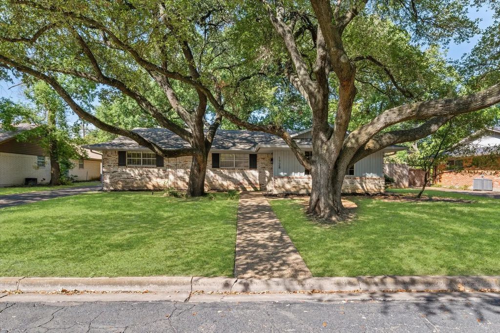 1728 Laurel Lake Drive, Waco